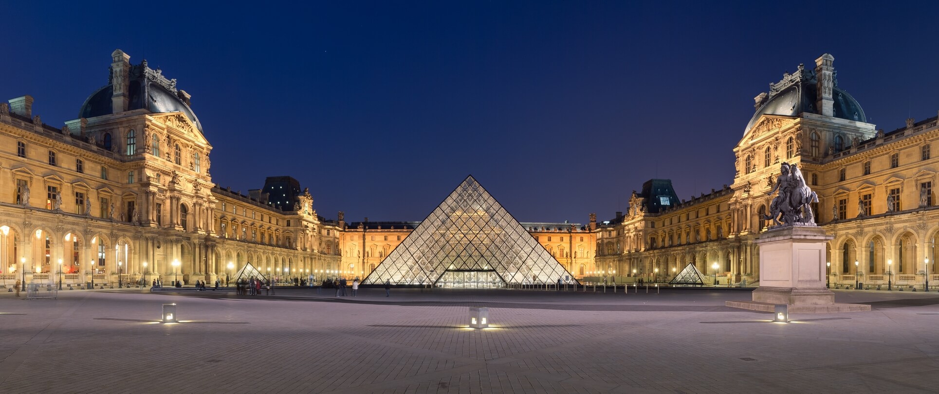 Musée Louvre nuit