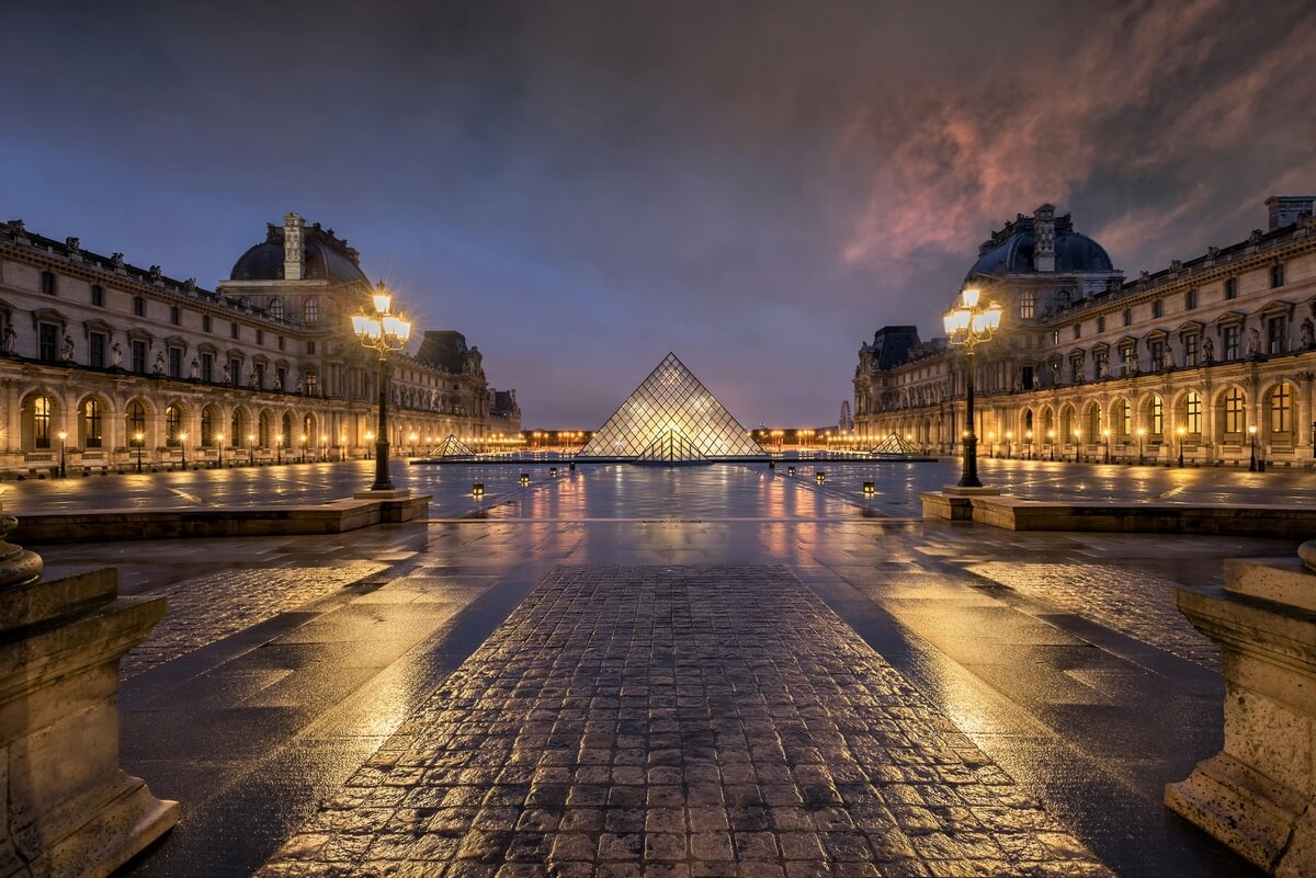 photo musée Louvre nuit