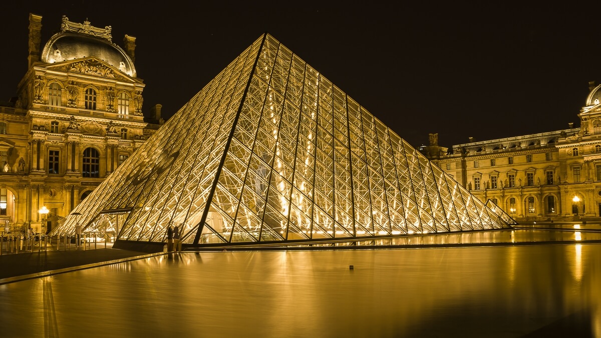 Photo musée Louvre nuit pyramide